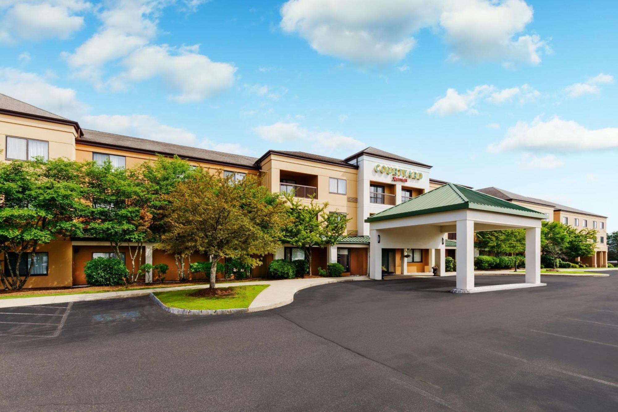 Courtyard Manchester-Boston Regional Airport Exterior foto